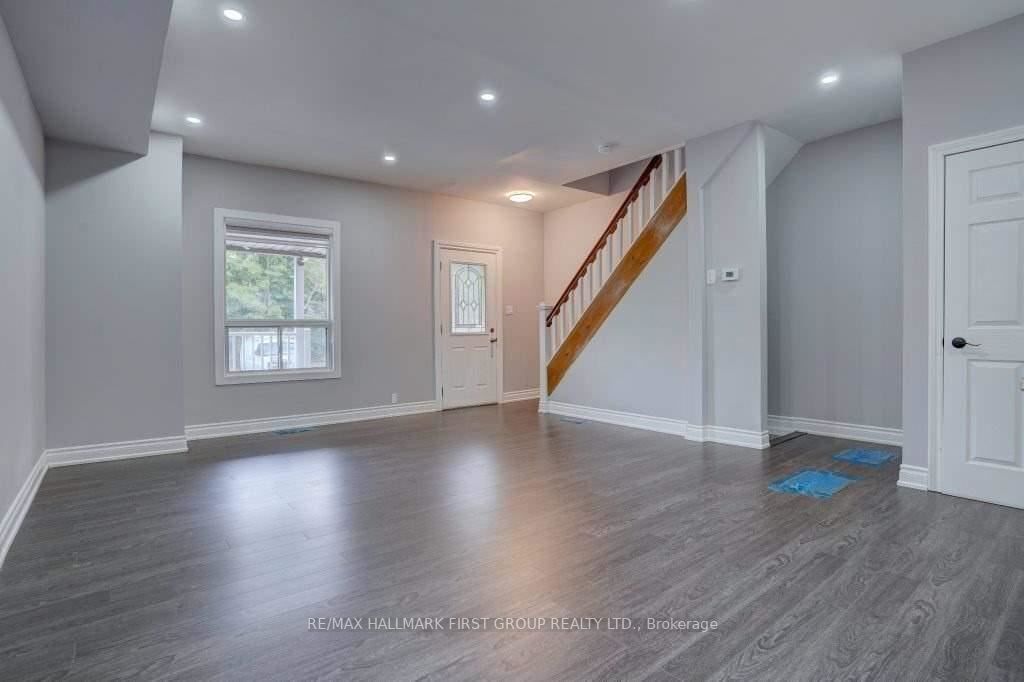 11 Hall St