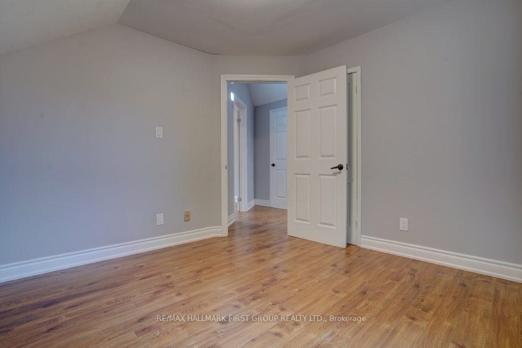 11 Hall St