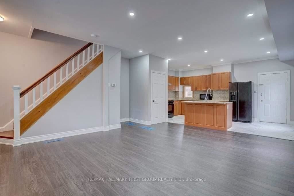 11 Hall St