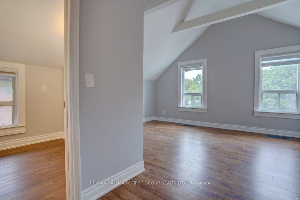 11 Hall St