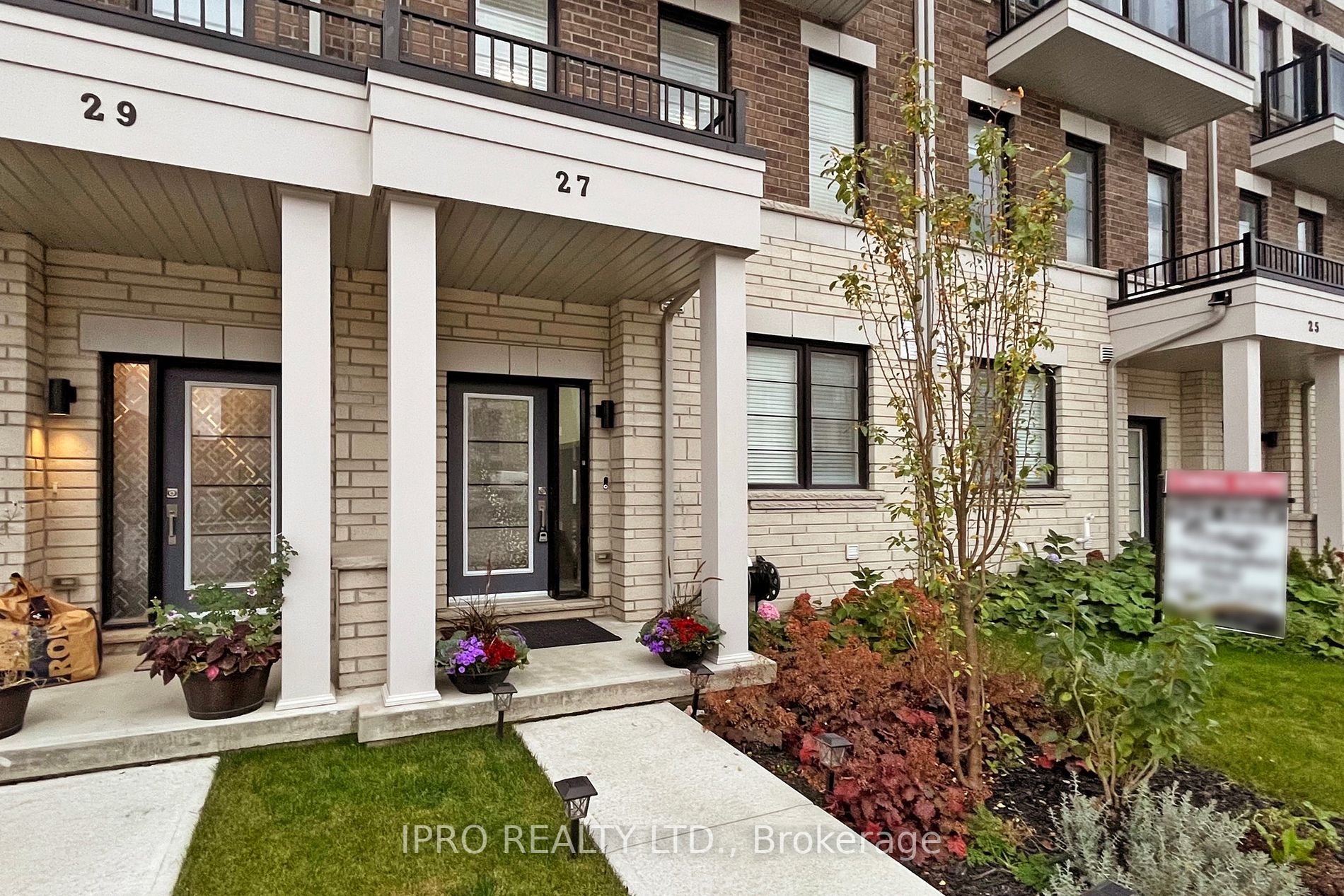 27 Clarington Blvd