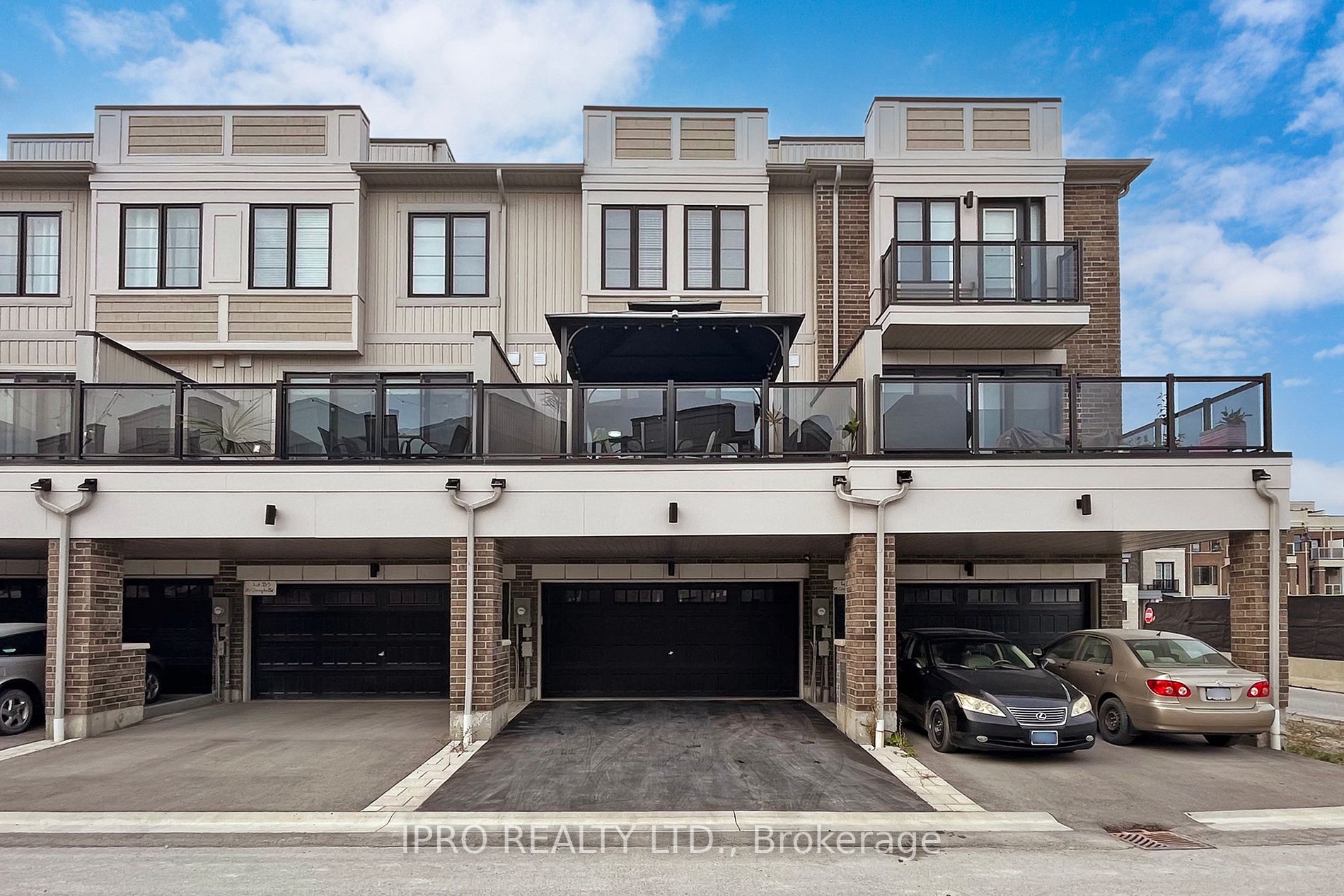 27 Clarington Blvd