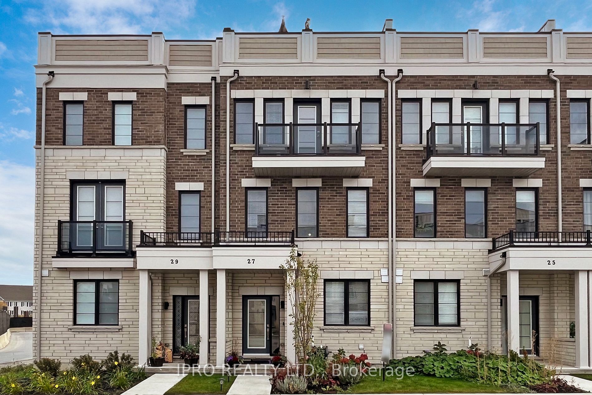 27 Clarington Blvd
