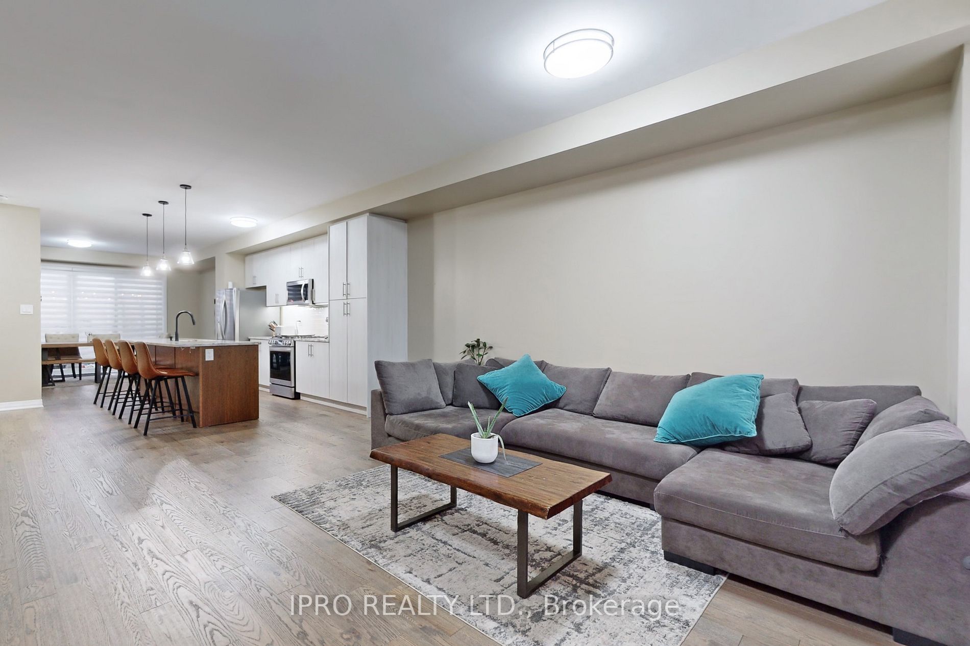 27 Clarington Blvd