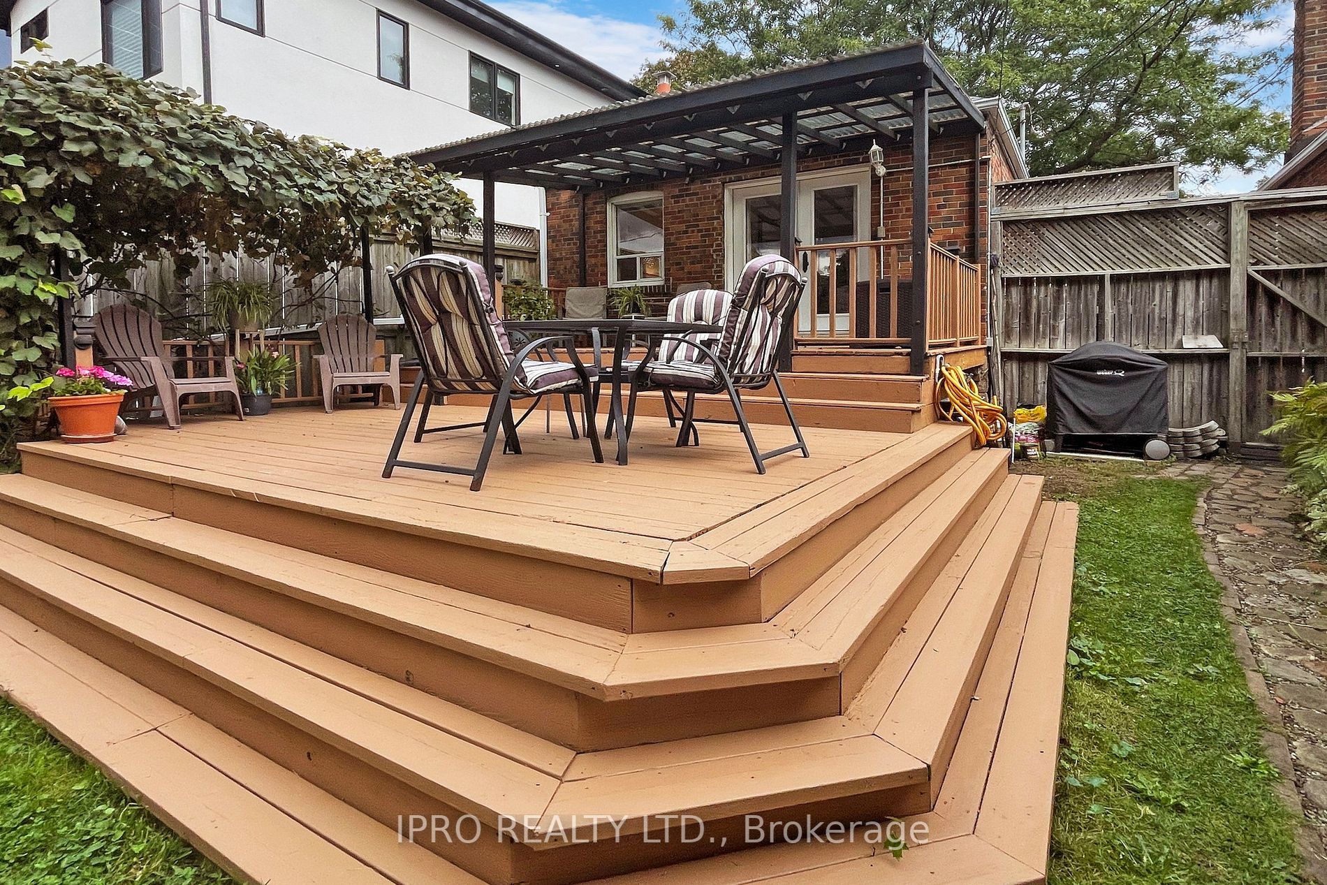 88 Manderley Dr