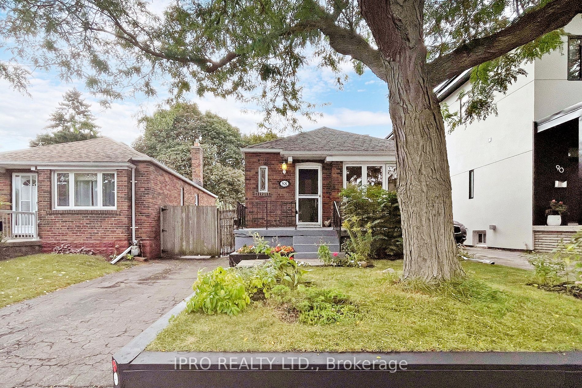 88 Manderley Dr