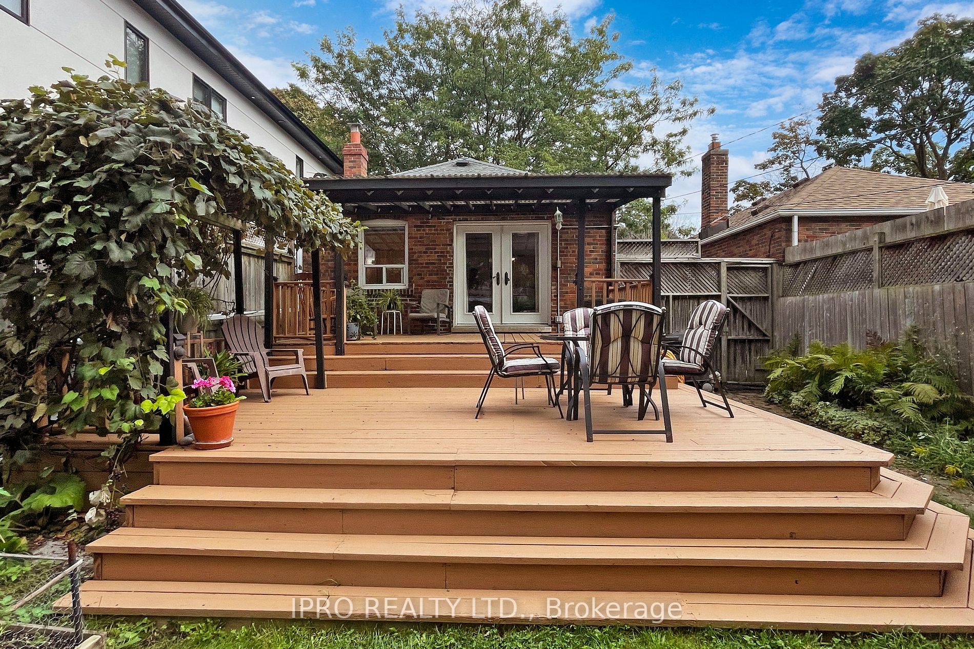 88 Manderley Dr
