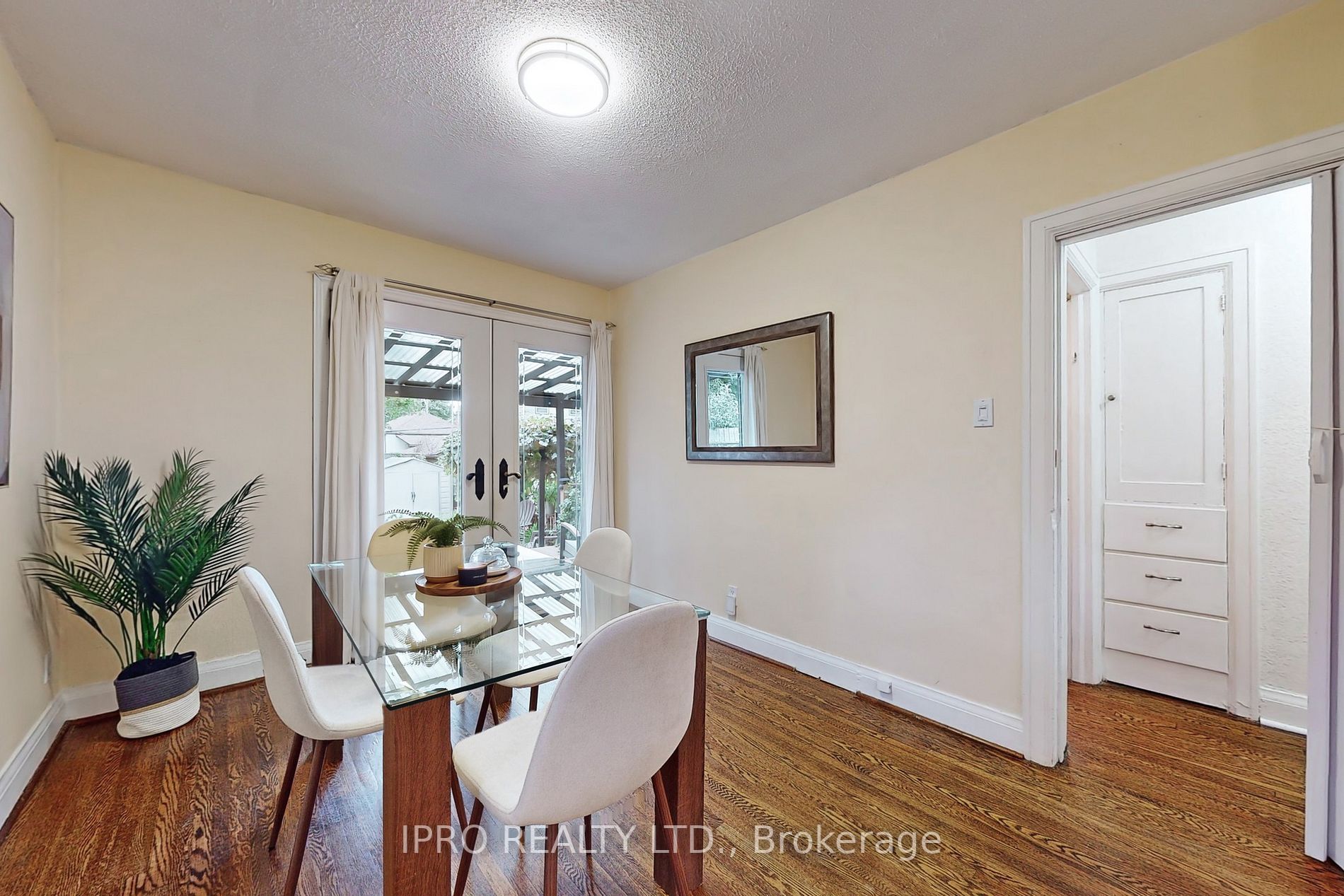 88 Manderley Dr