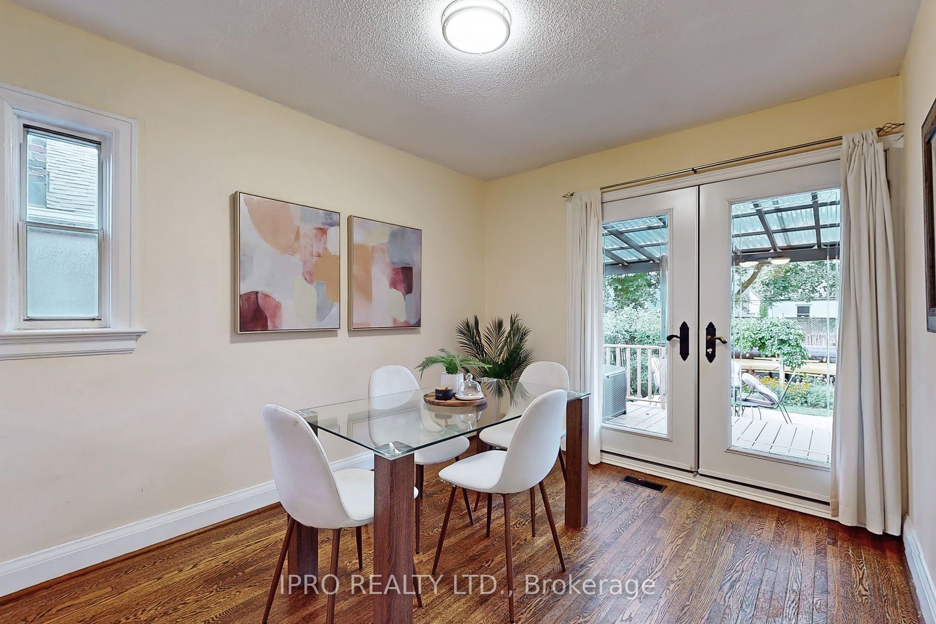 88 Manderley Dr
