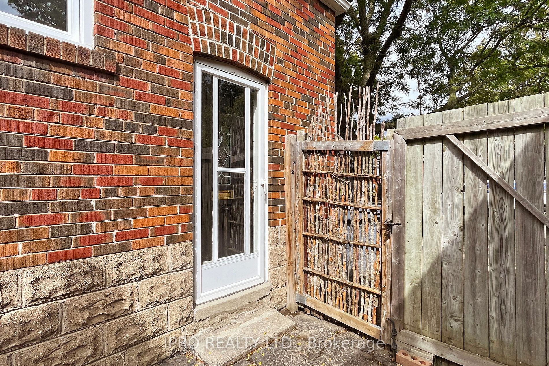 88 Manderley Dr