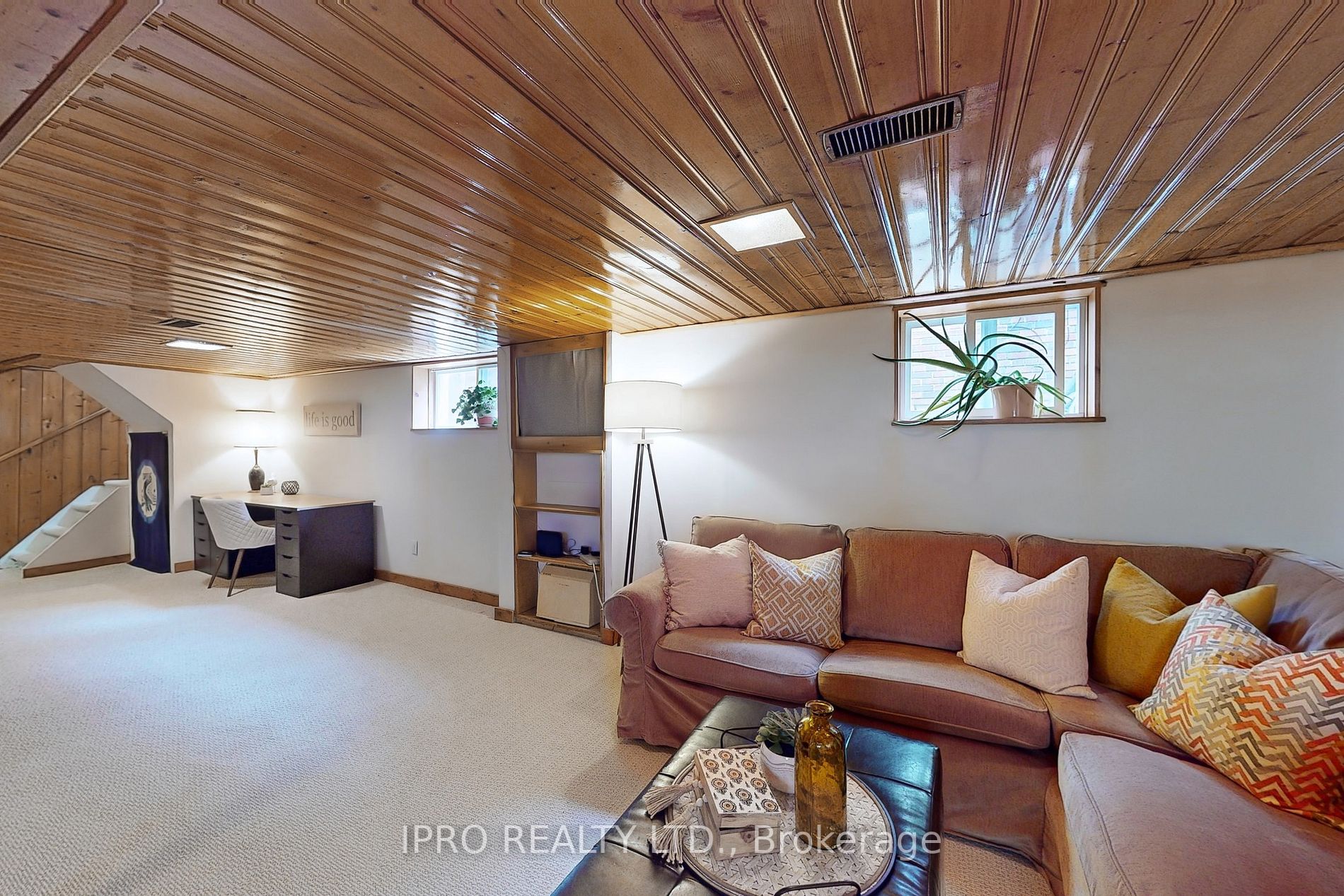 88 Manderley Dr