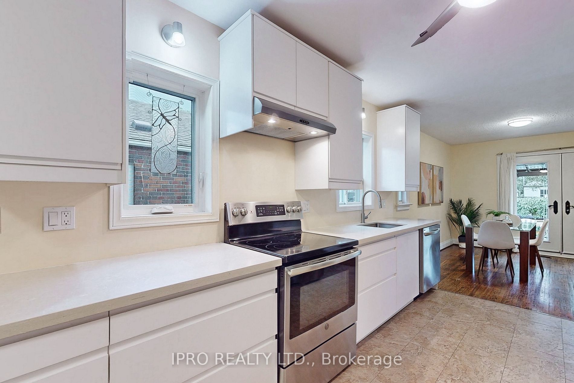 88 Manderley Dr