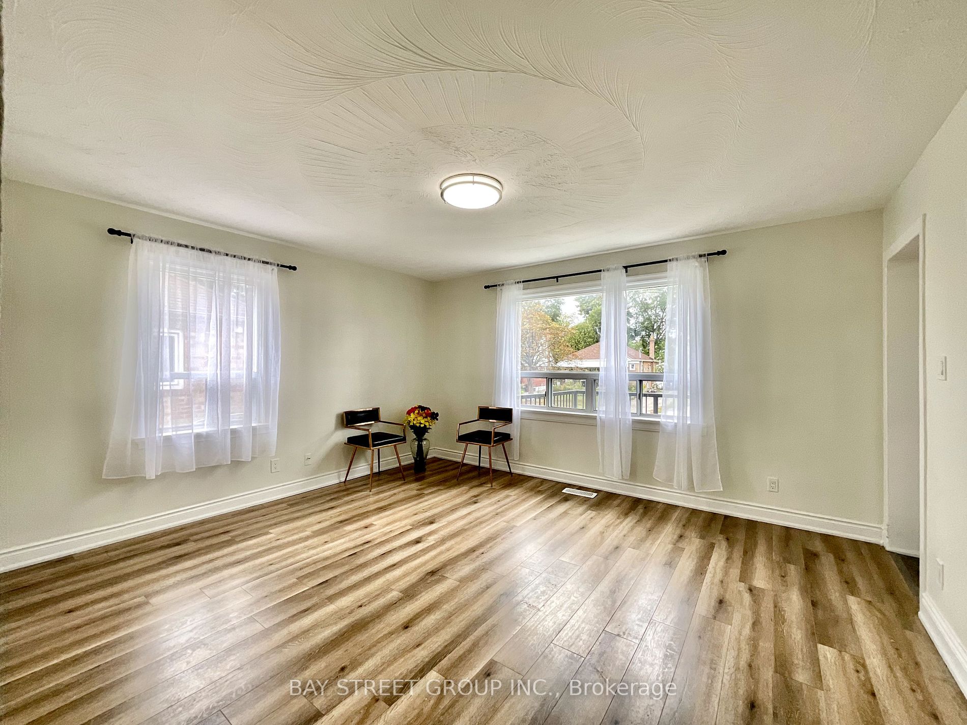 37 Bayard Avenue, #Main