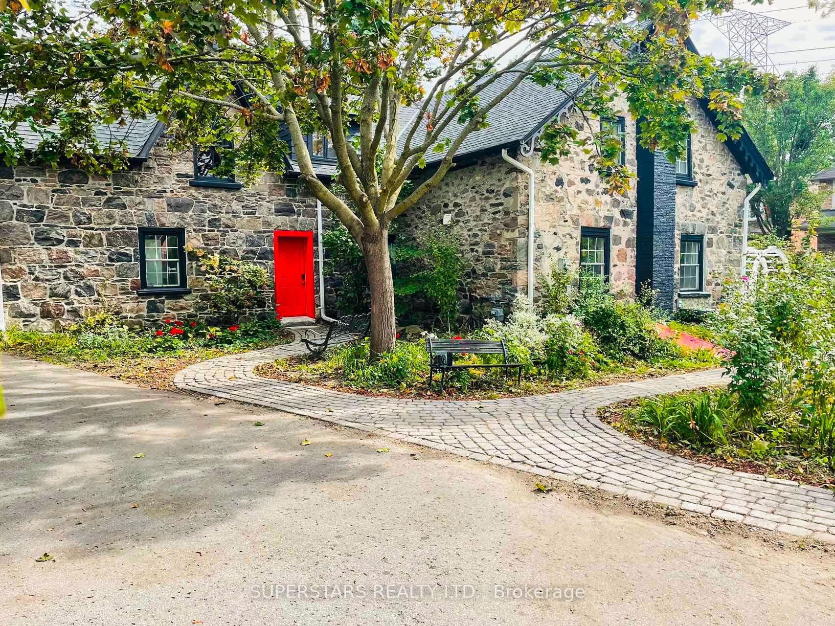 2319 Wildwood Crescent