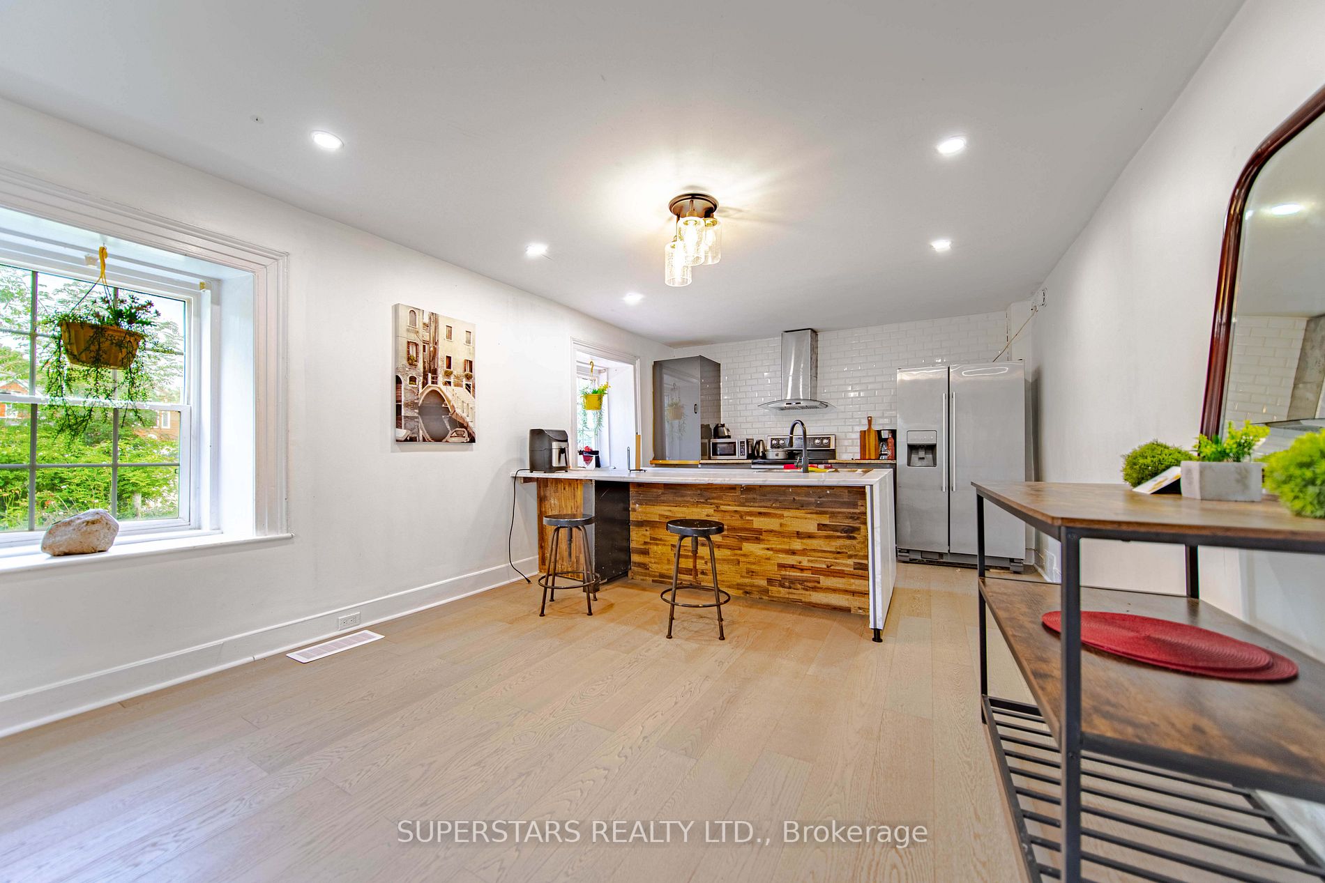 2319 Wildwood Crescent