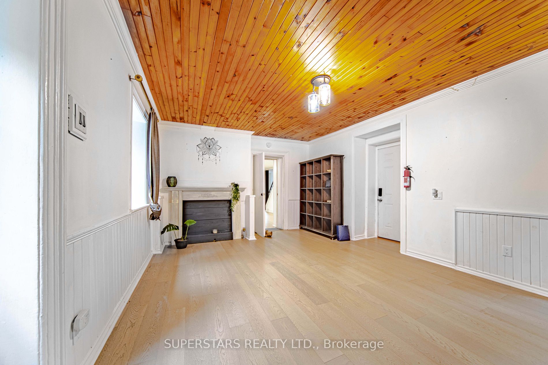 2319 Wildwood Crescent