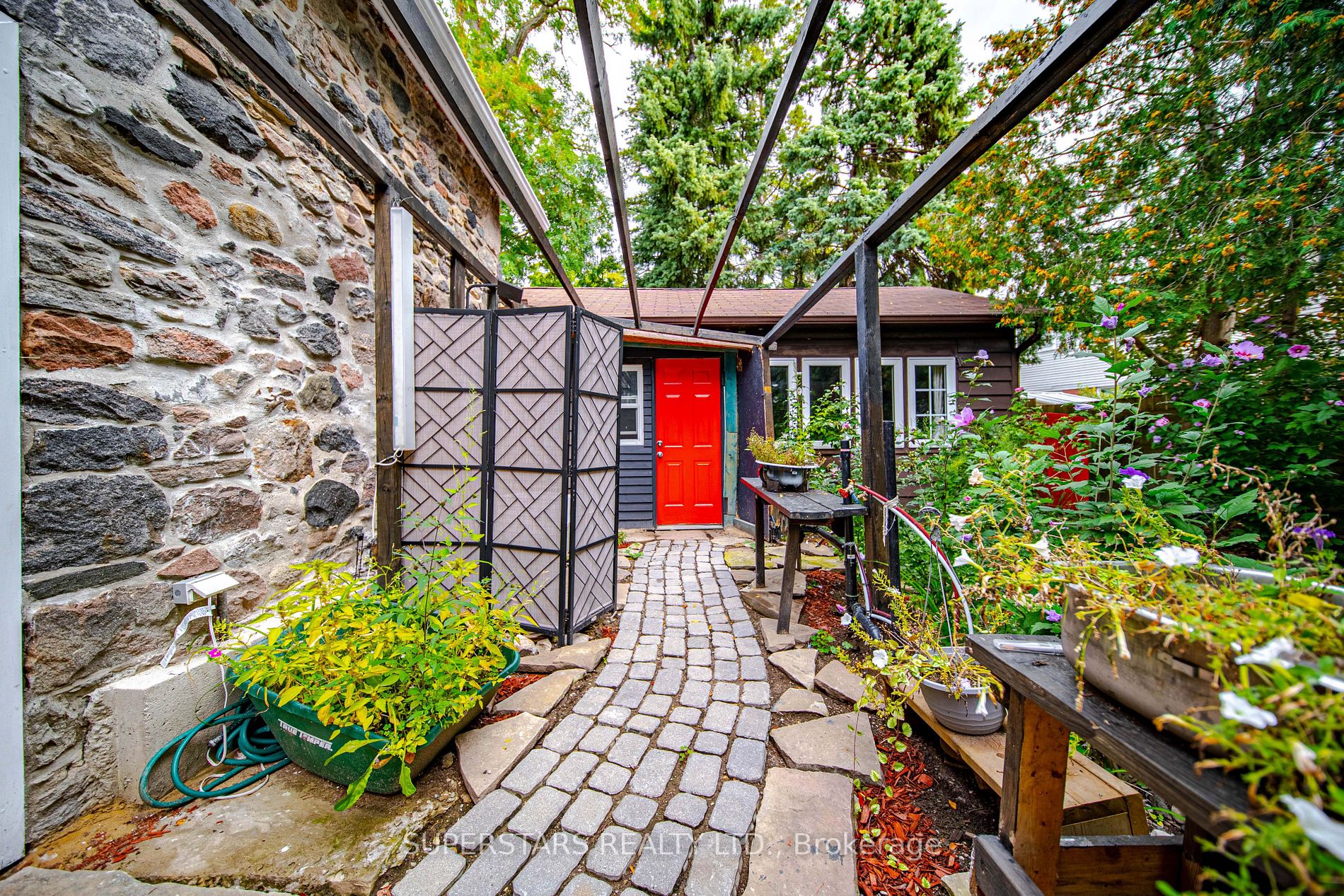 2319 Wildwood Crescent