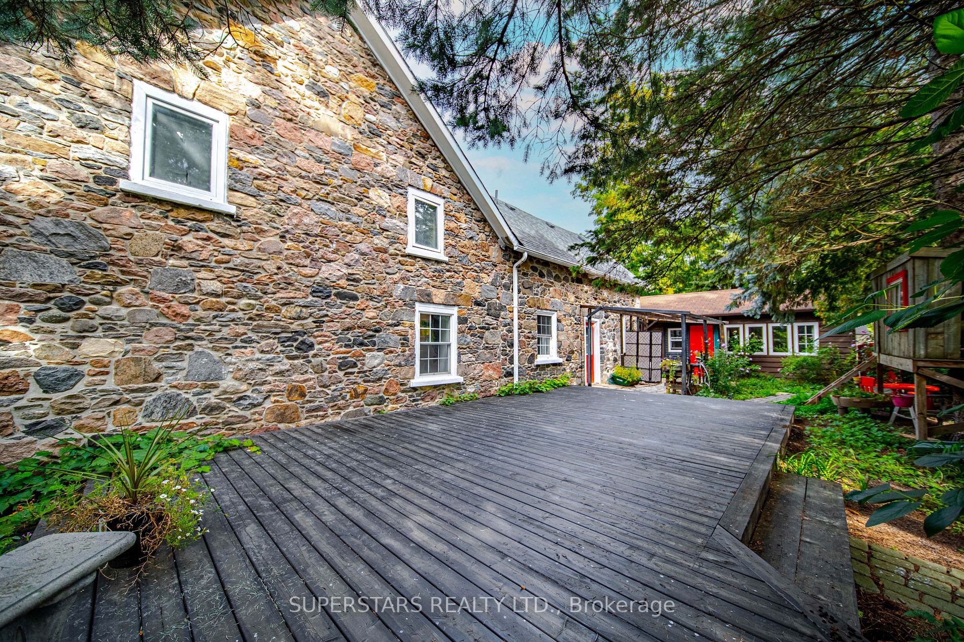 2319 Wildwood Crescent