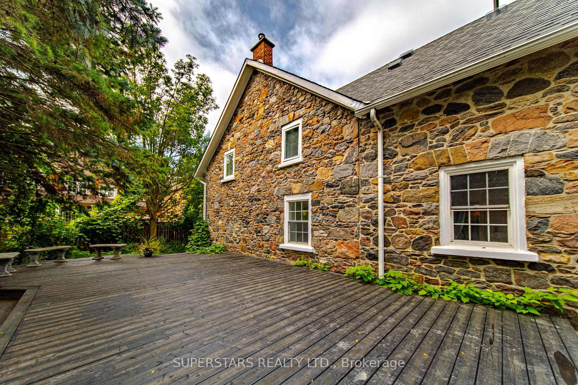 2319 Wildwood Crescent