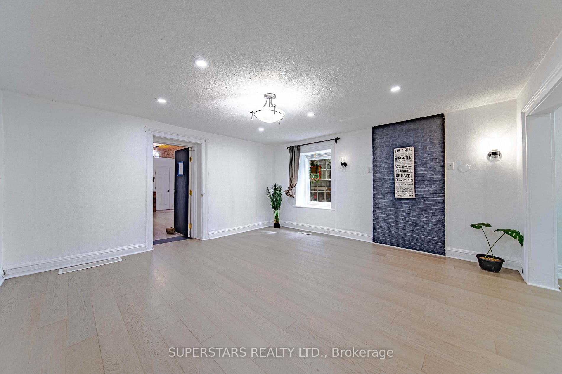2319 Wildwood Crescent