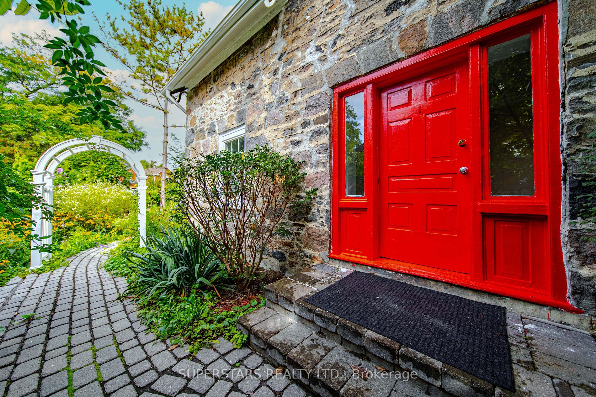 2319 Wildwood Crescent