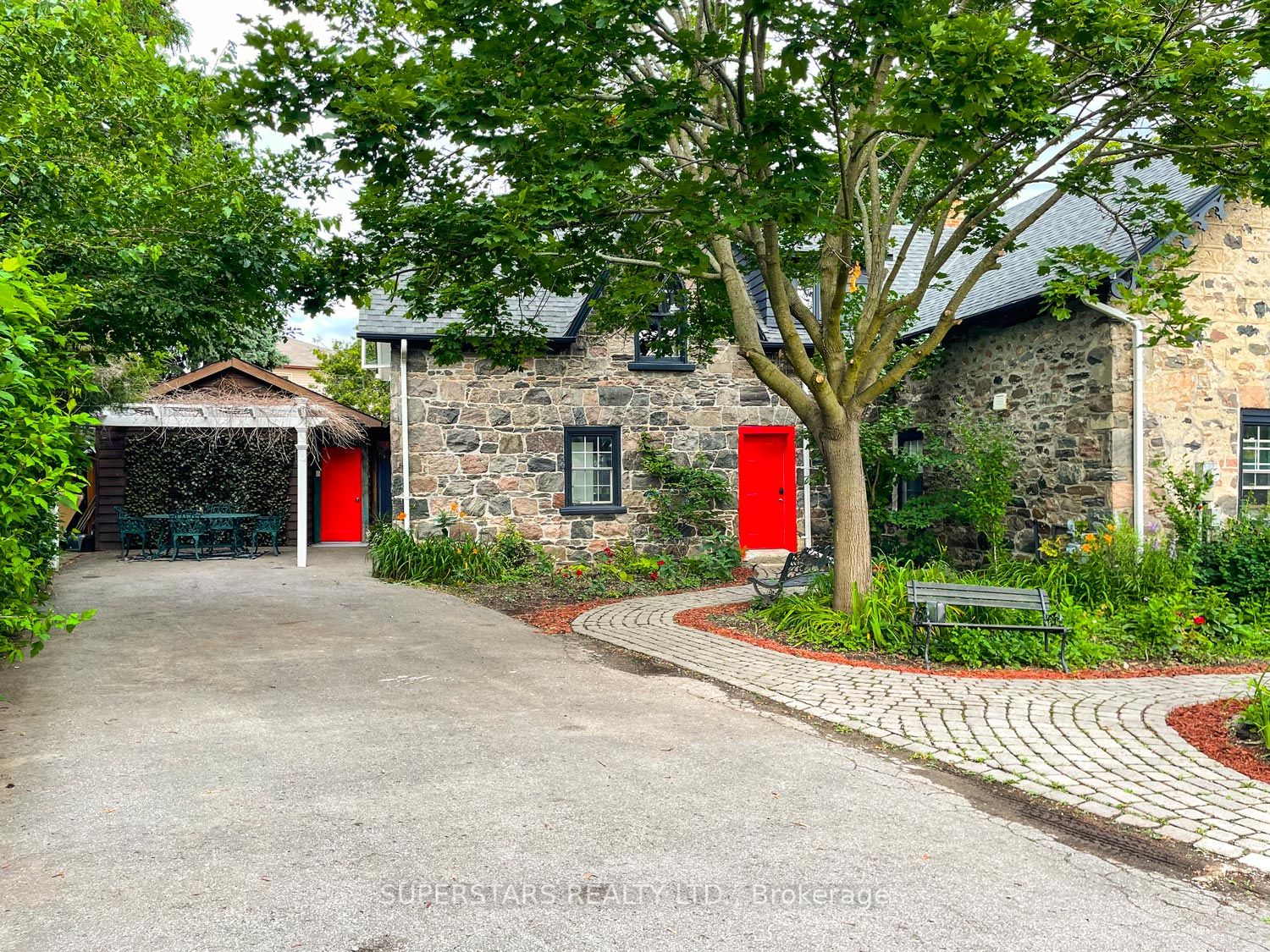 2319 Wildwood Crescent