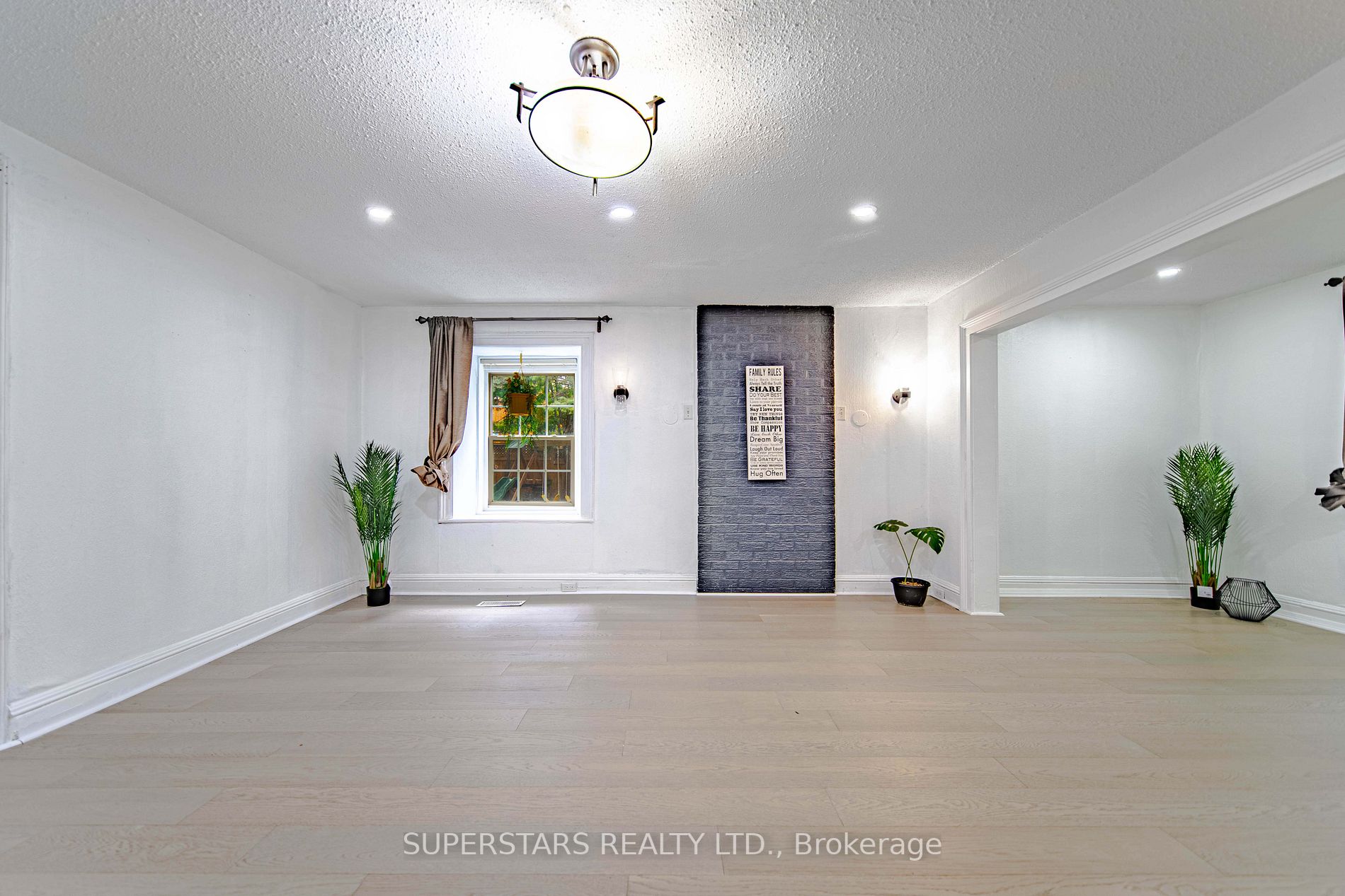 2319 Wildwood Crescent