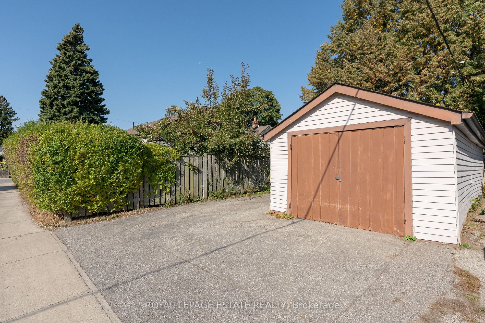 147 Leyton Ave