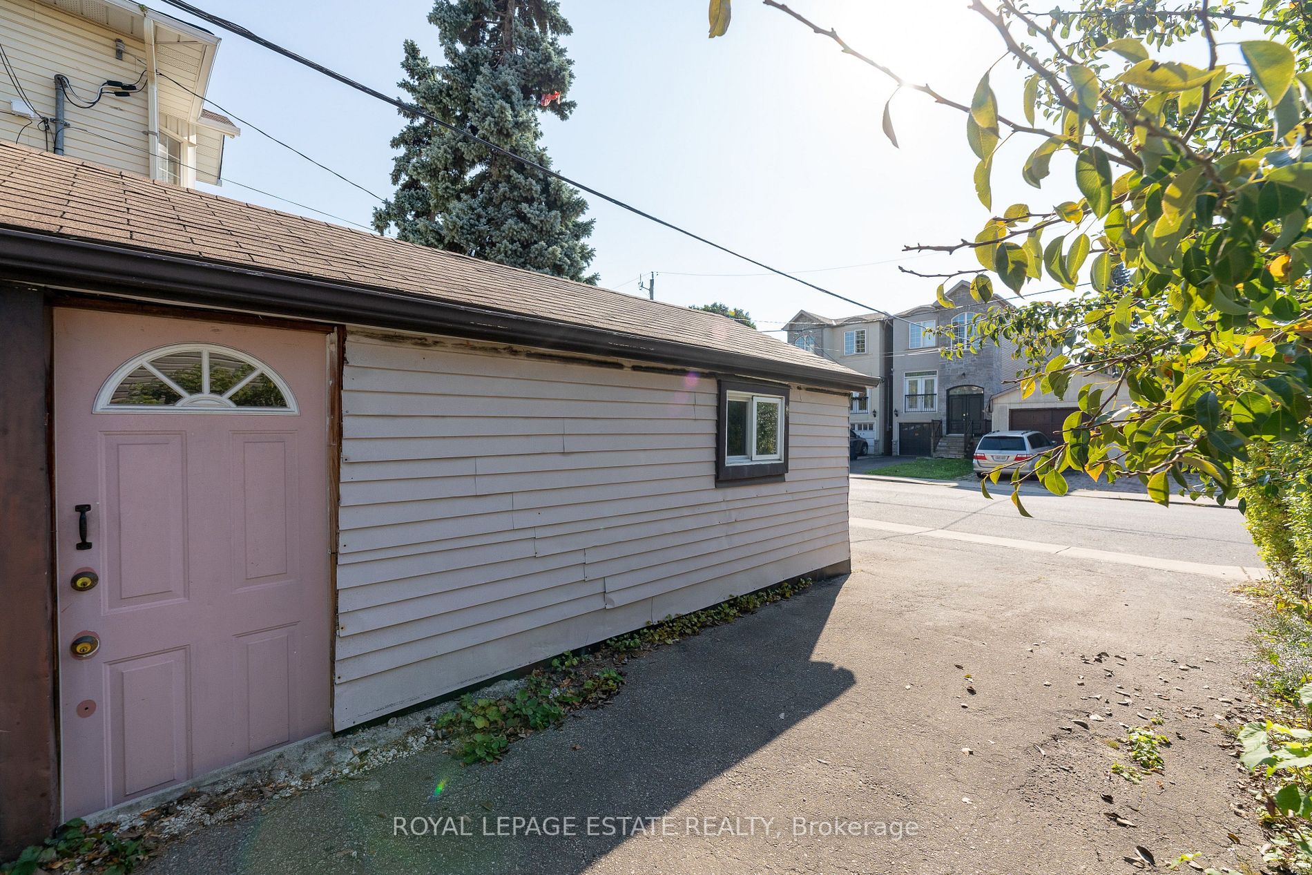 147 Leyton Ave