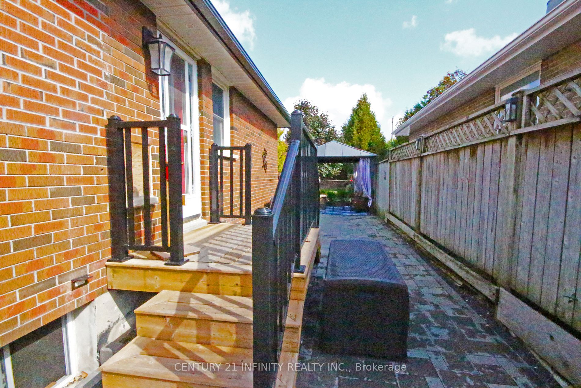 617 Wychwood Street