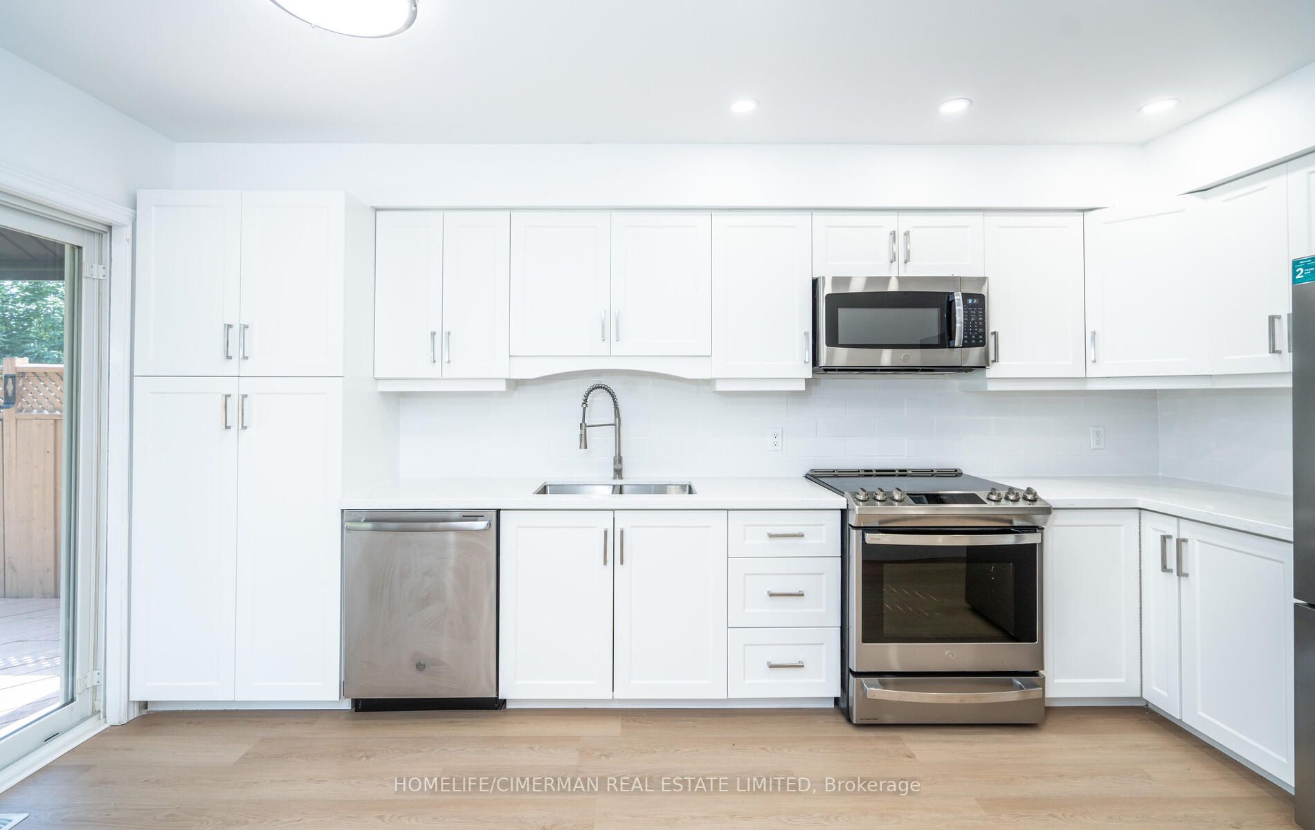 4 Brownstone Cres