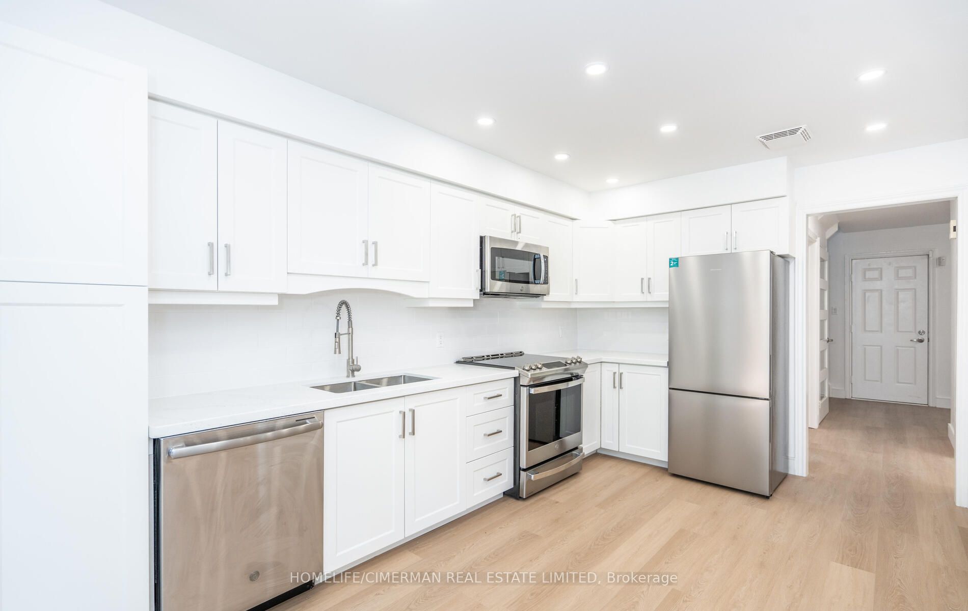 4 Brownstone Cres