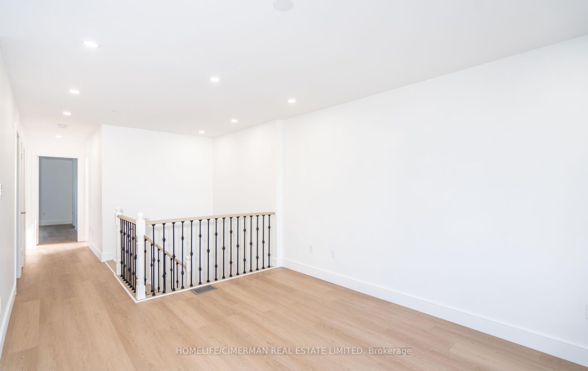 4 Brownstone Cres