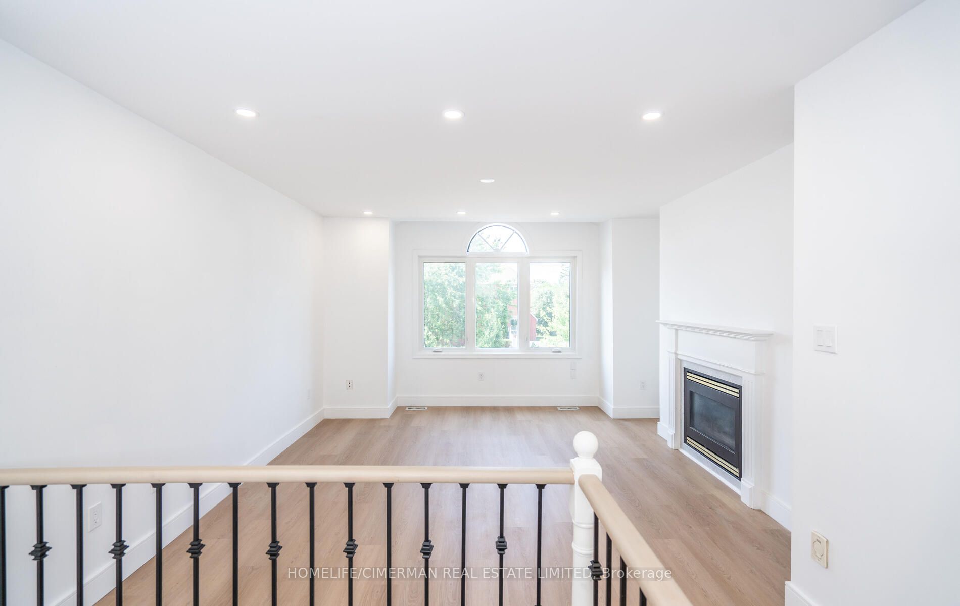 4 Brownstone Cres