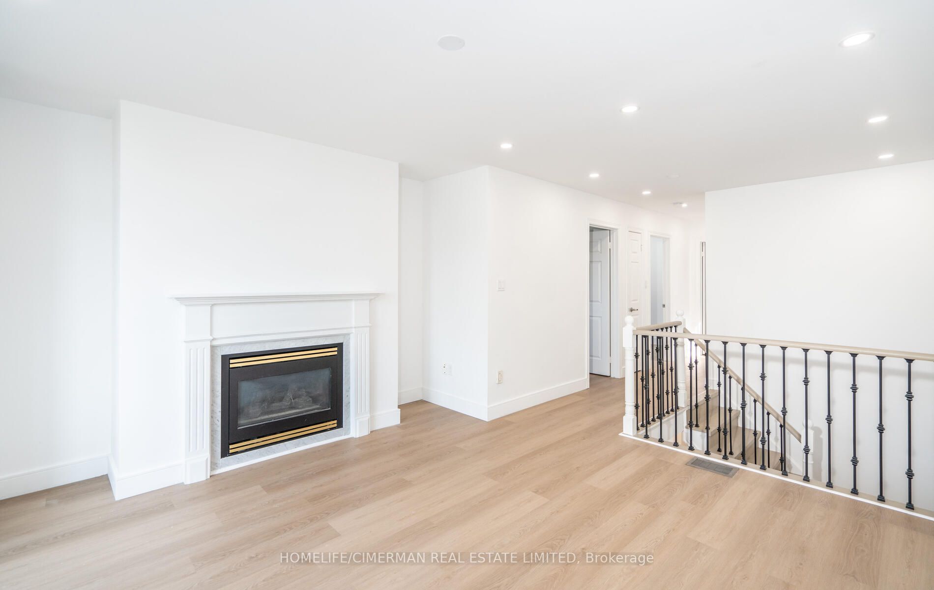 4 Brownstone Cres
