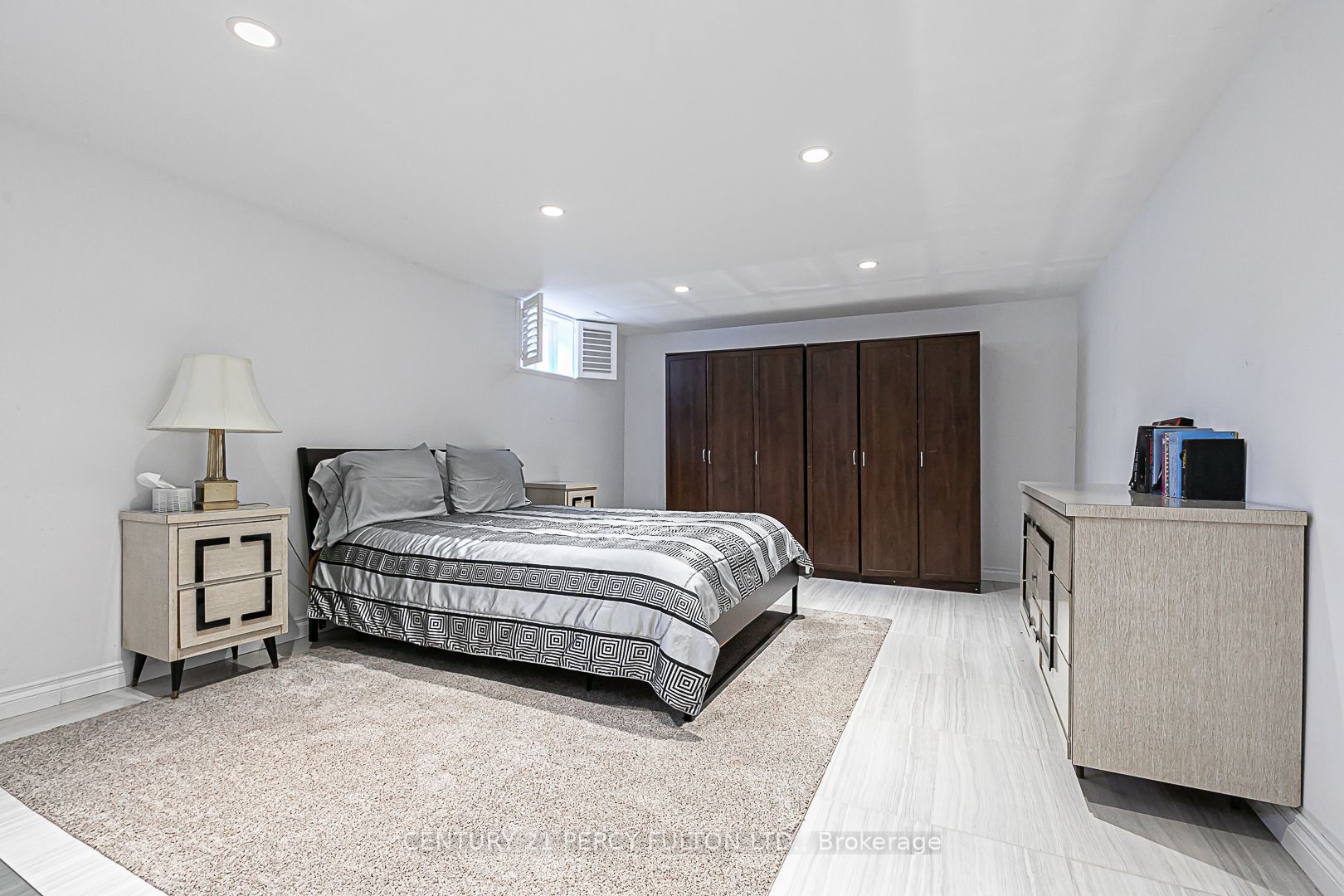21 Willowhurst Cres E