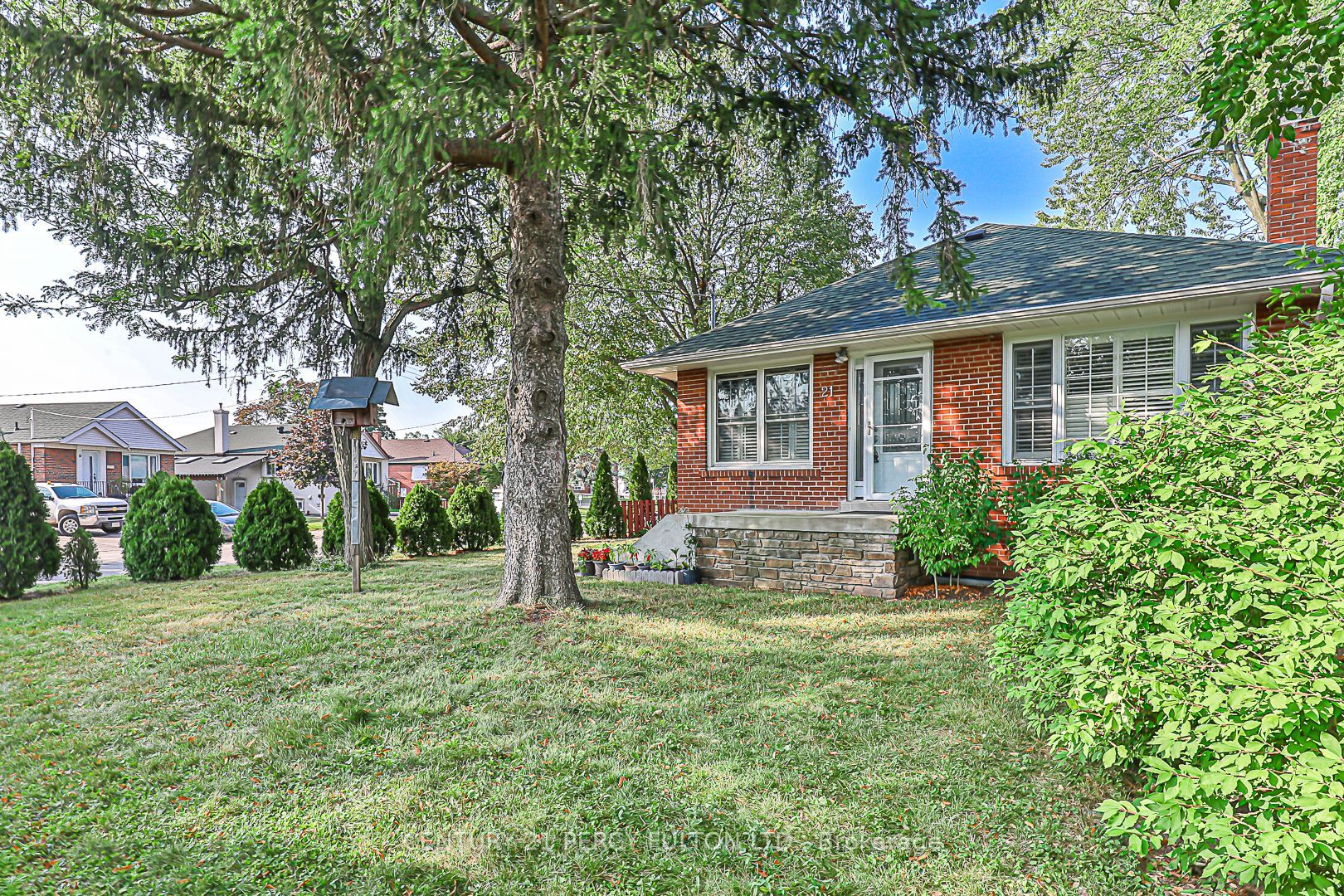 21 Willowhurst Cres E