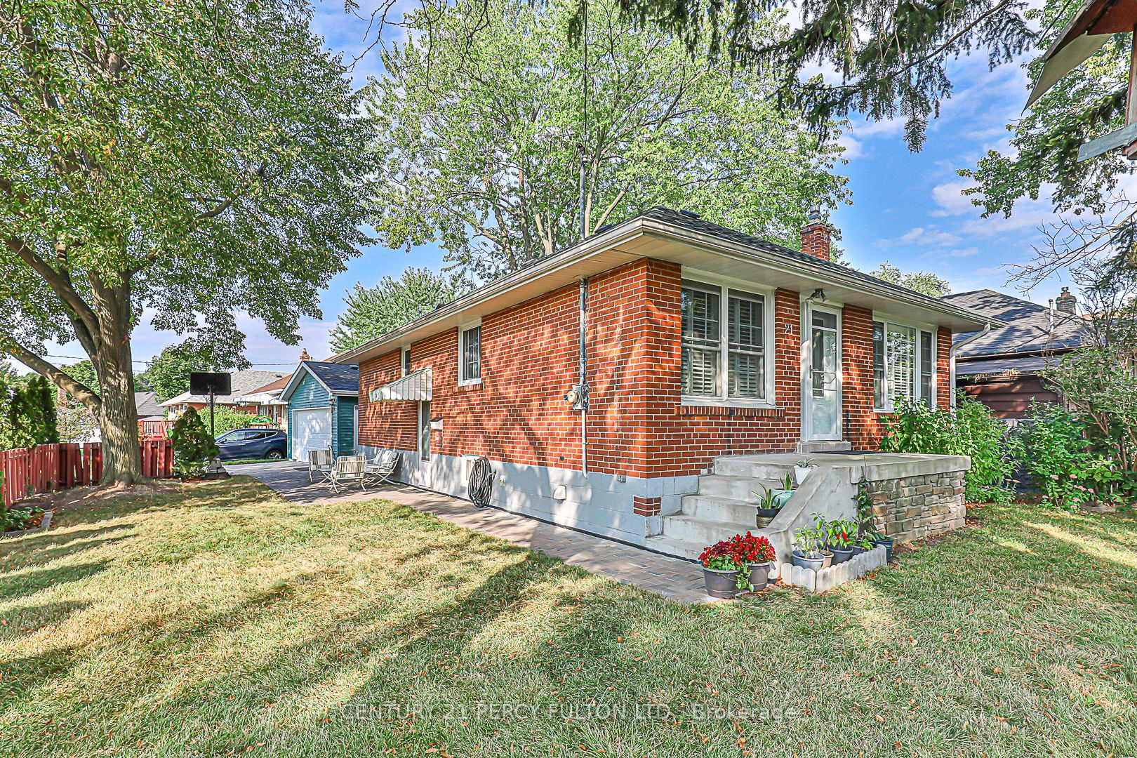 21 Willowhurst Cres E