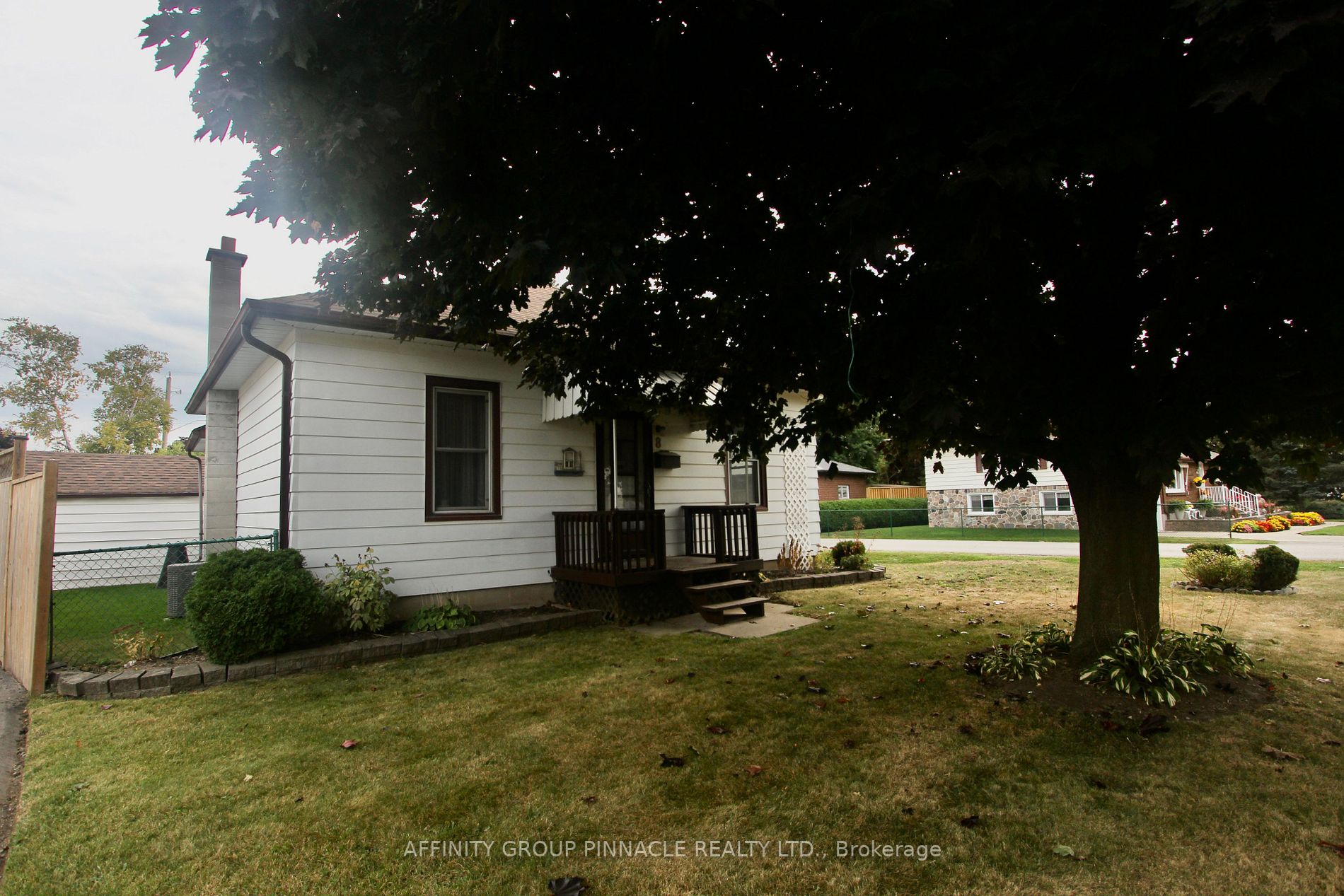 8 Waverley Rd