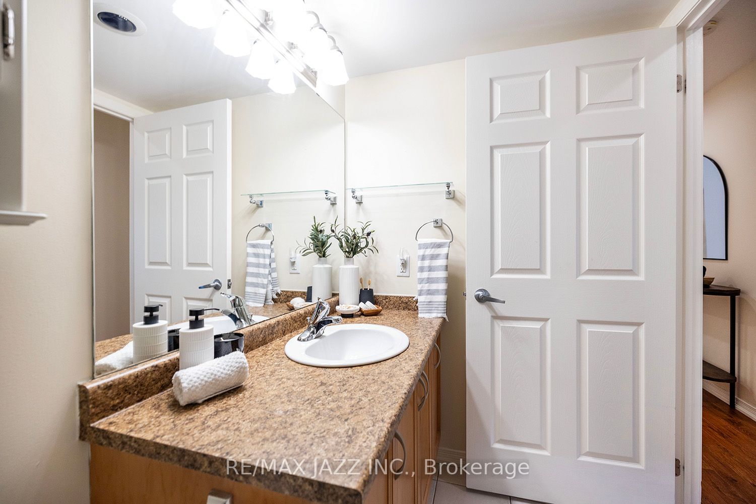 61 Clarington Blvd, #113