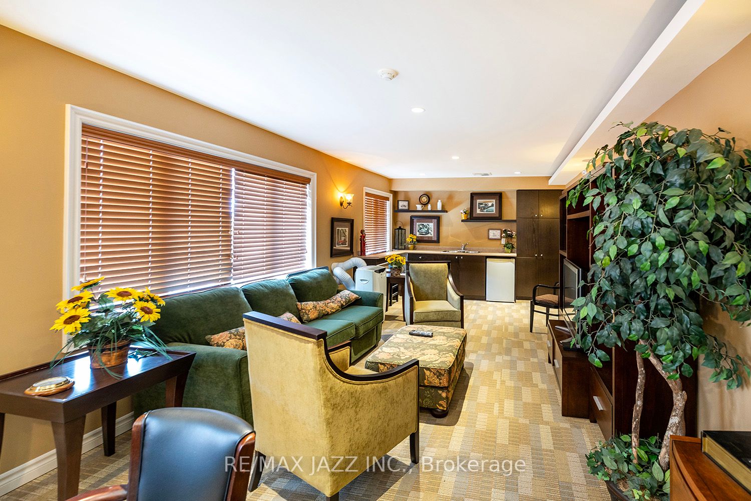 61 Clarington Blvd, #113