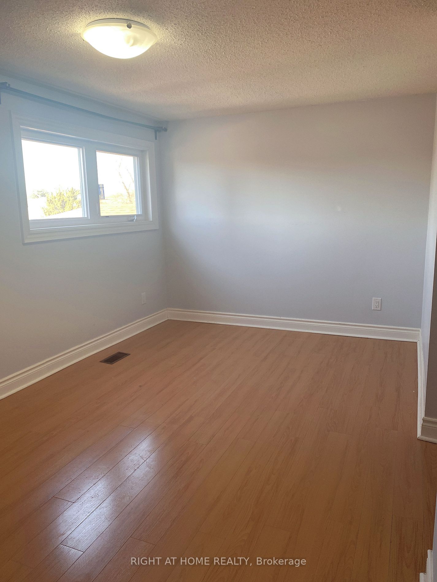 102 Seamist Cres