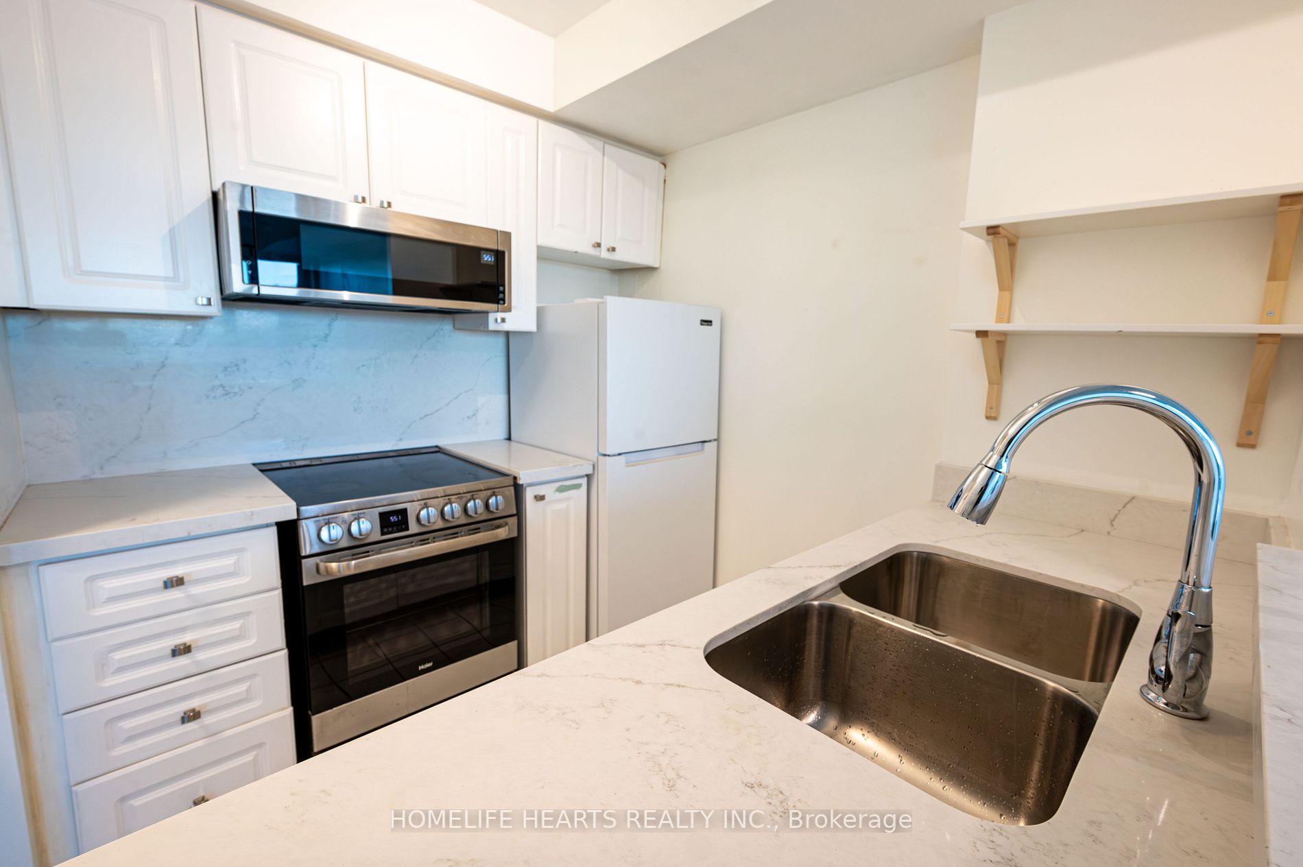 18 Lee Centre Dr, #1001
