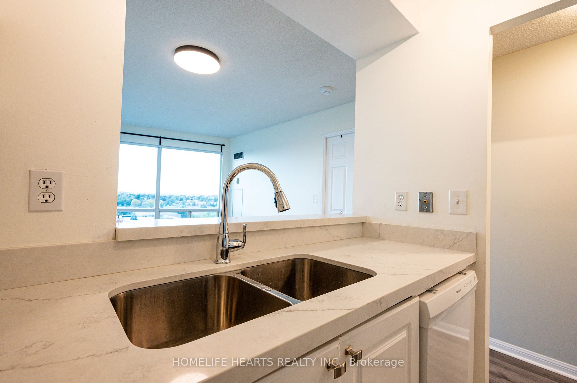 18 Lee Centre Dr, #1001