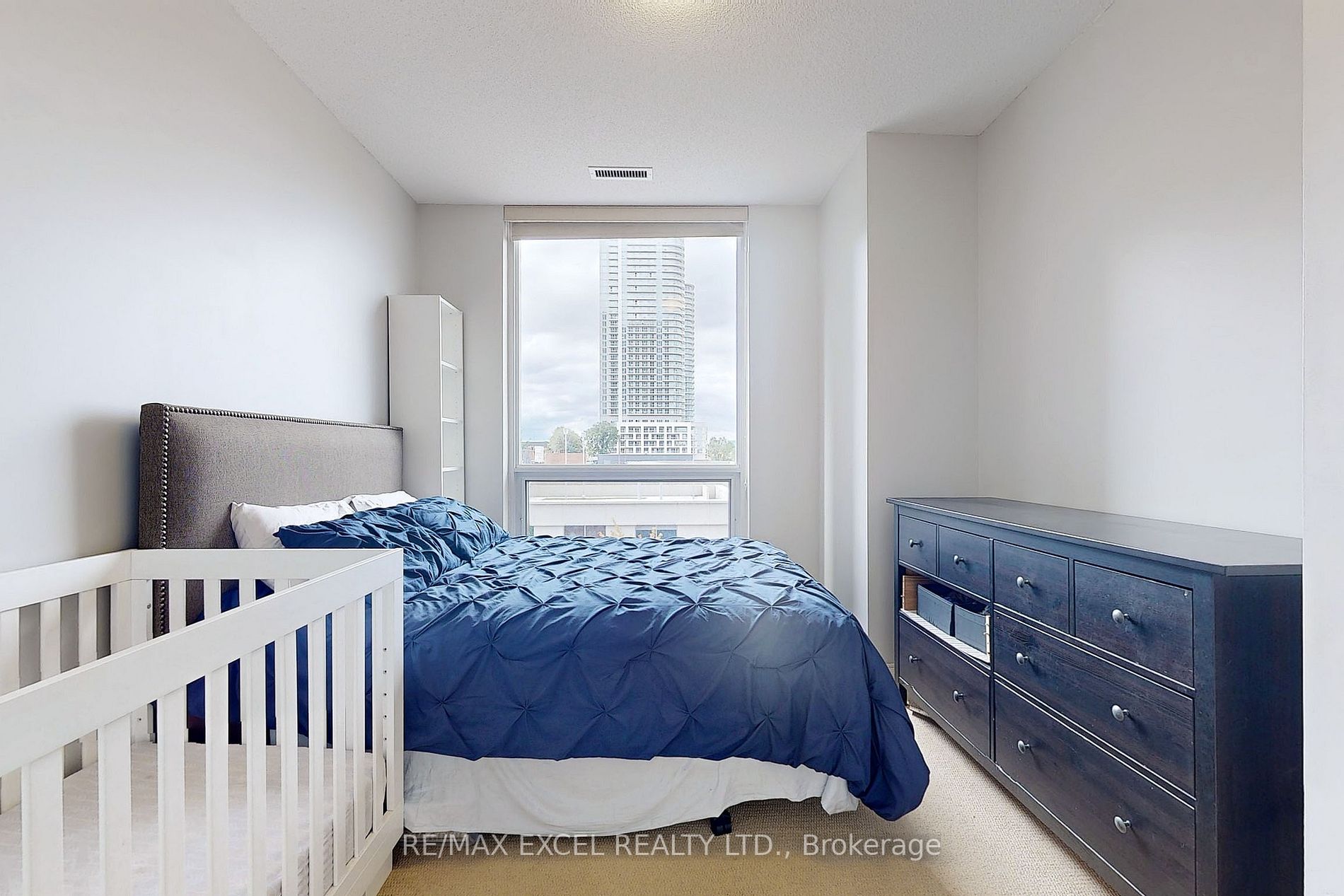 135 Village Green Sq, #421