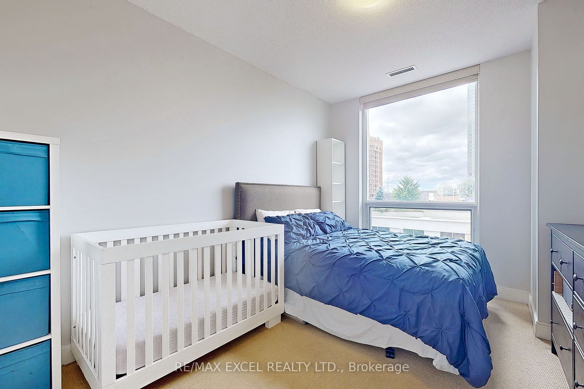 135 Village Green Sq, #421