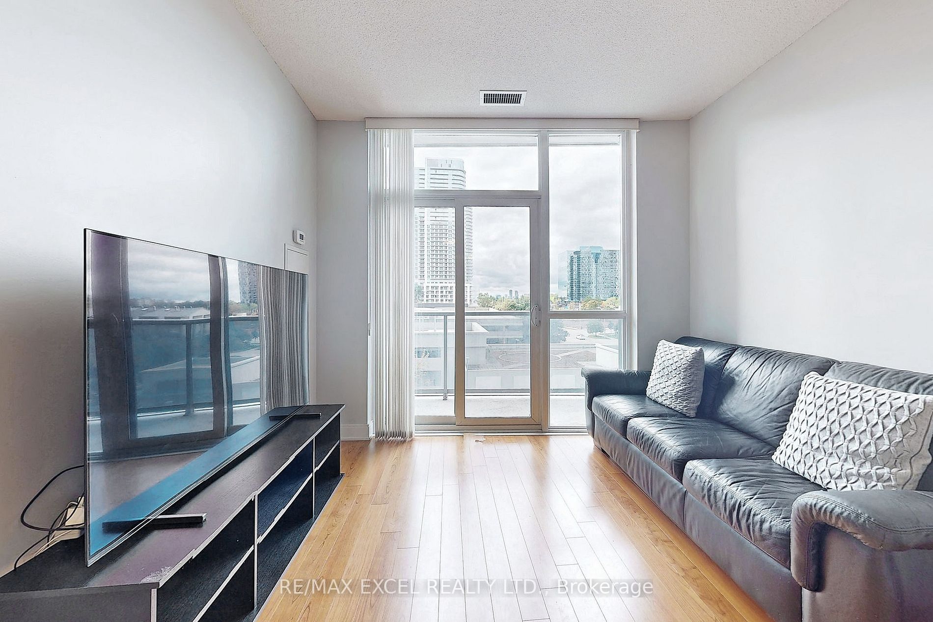 135 Village Green Sq, #421