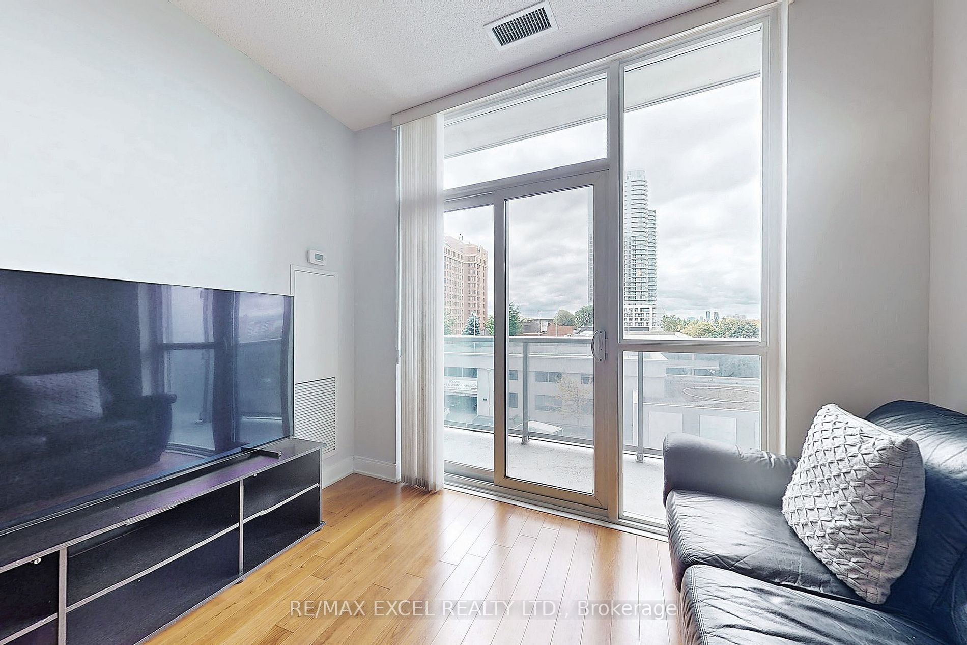 135 Village Green Sq, #421