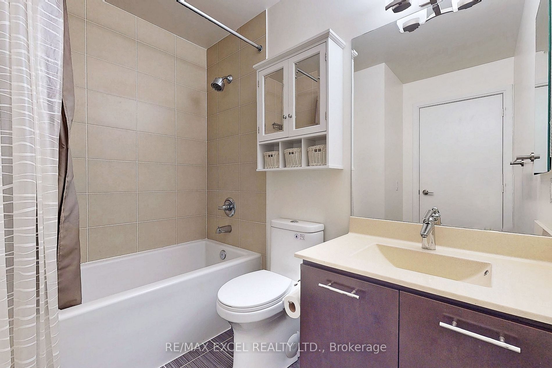 135 Village Green Sq, #421
