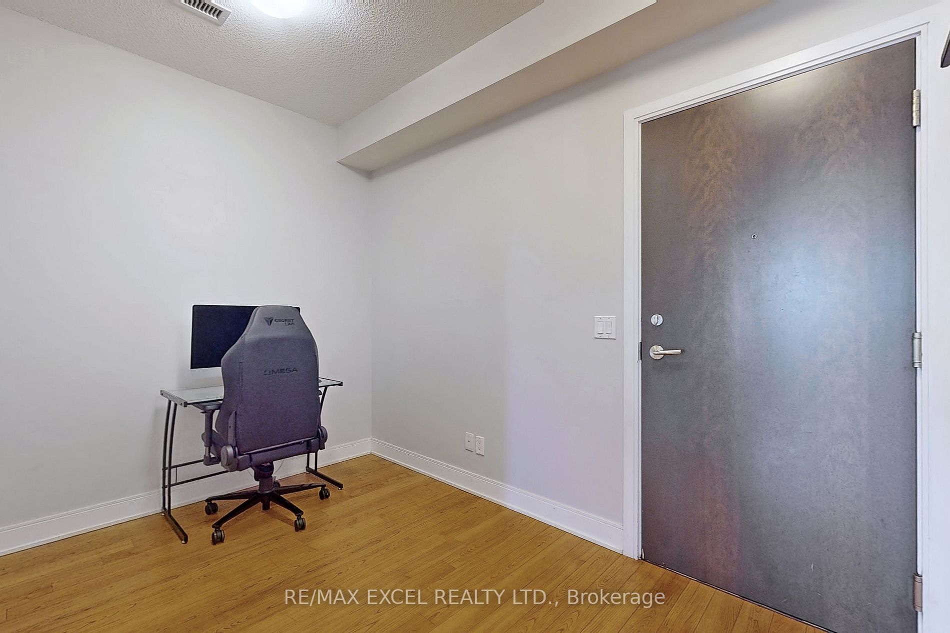 135 Village Green Sq, #421